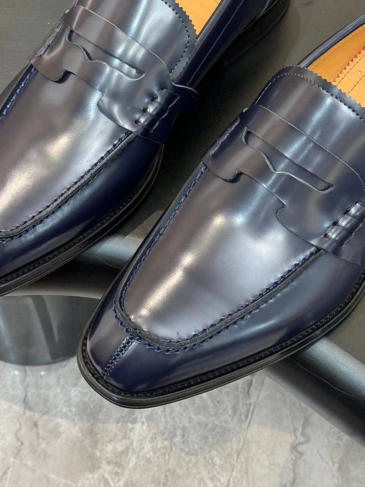 Batch 1080 yuan 💰CL～High-end men’s 👔casual loafers with red soles! ••🆑Genuine and top-quality goods from original orders ••✅💯 Purchase goods from top-quality original orders! Original imported patterned cowhide➕Imported cowhide lining➕Cowhide feet➕Original leather outsole~Size: 39-44 (38, 45.46.47 can be customized)